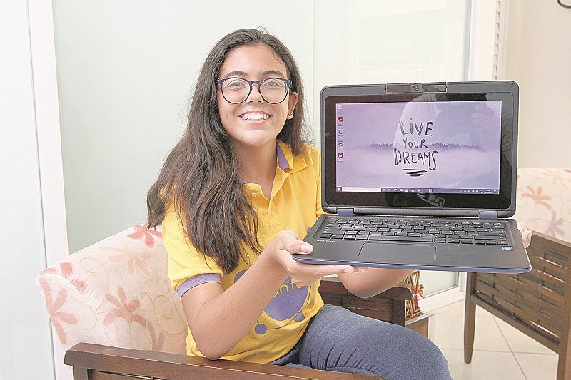 Julia Maria, 18 anos, com o notebook que ganhou: sonho é fazer Medicina (Foto: Leone Iglesias/AT)