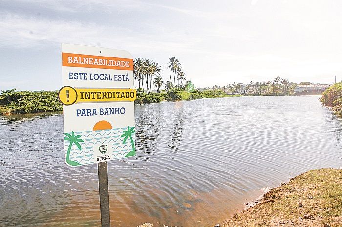 Placa foi instalada pela prefeitura na lagoa alertando que o local está impróprio para uso por banhista (Foto: Fábio Nunes/AT)