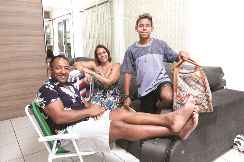 Lediana, o marido, Wander, e o filho, Cauã, vão para Porto Seguro (Foto: Beto Morais/AT)
