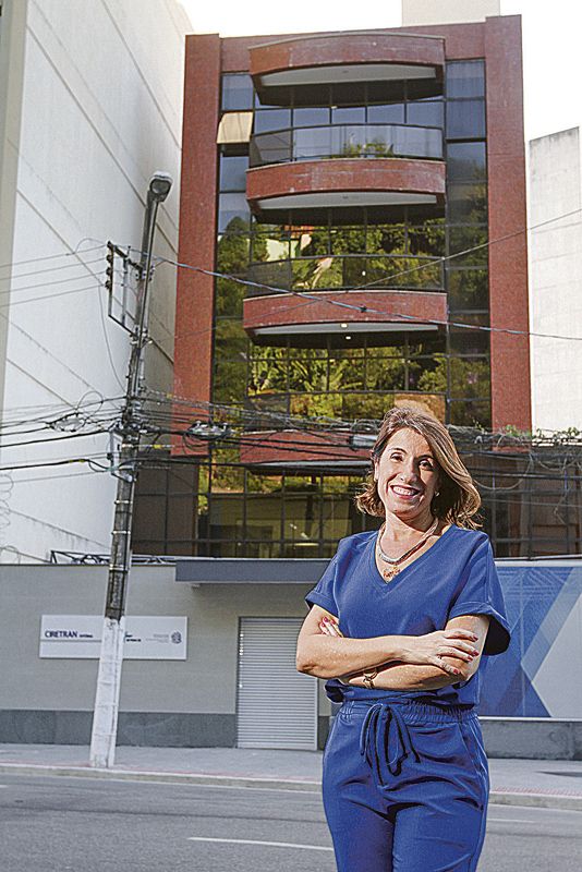Lenise Loureiro explica que um edital foi aberto para seleção dos imóveis (Foto: Beto Morais / AT)