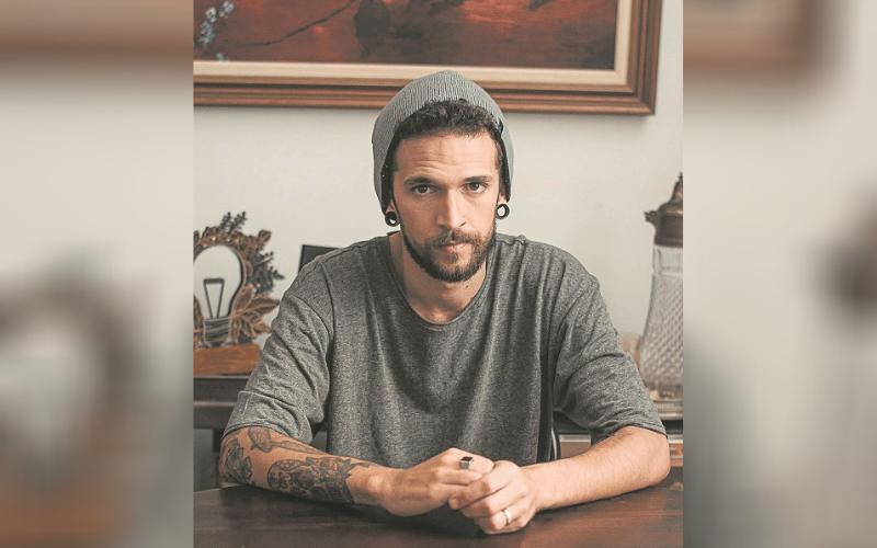 Léo Norbim atualmente está na banda Macucos, e compôs faixa-título (Foto: Melina Furlan/Divulgação)