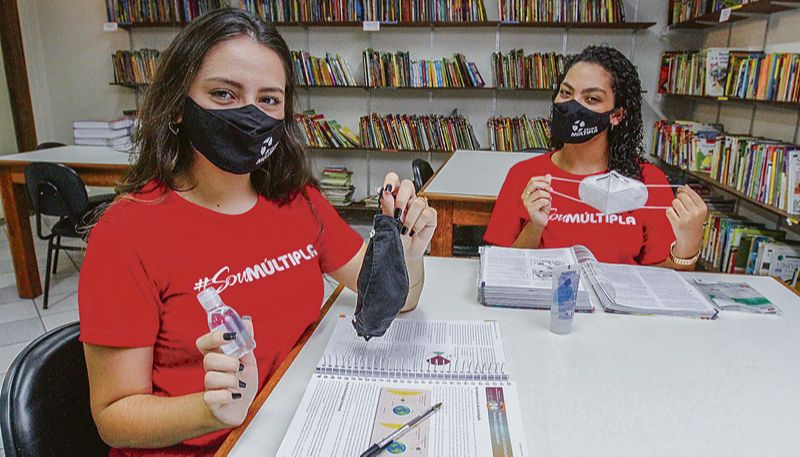 As estudantes Ana Carolina Deorce, de 18 anos, e Isabela Costa, de 17, vão levar álcool em gel e máscaras reservas para trocar durante a prova (Foto: Leone Iglesias / AT)