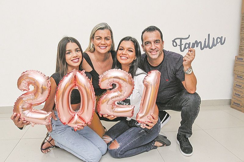Mariana, Helberth Alexandre e as filhas Beatriz, 12, e Julia, 18, pretendem passar mais tempo juntos no novo ano. “Percebemos que precisamos valorizar o hoje”, diz a empresária (Foto: Leone Iglesias/ AT)