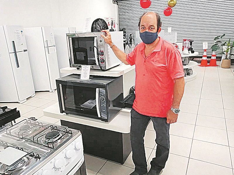 Dono de uma loja em Vila Velha, Gilson Bicas disse que um modelo de fogão elétrico já está esgotado (Foto: Reprodução/Acervo Pessoal)