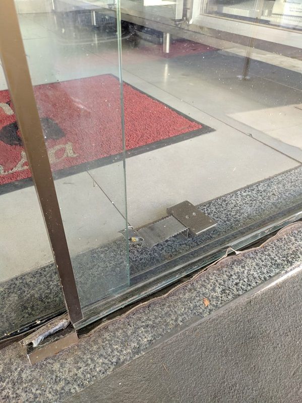 Trilho estragado em porta de Loja de Massas (Foto: Reprodução)