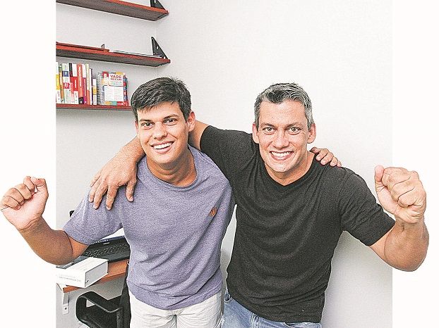 Lucas e Luís Felipe comemoram e já planejam o futuro. Jovem pretende fazer o exame da OAB e concurso público. Já o pai quer especialização na área de Direitodos autistas (Foto: Leone Iglesias/AT)