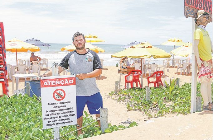 Lucas Fernandes diz que o cheiro da maconha incomoda outros clientes (Foto: Leone Iglesias/AT)