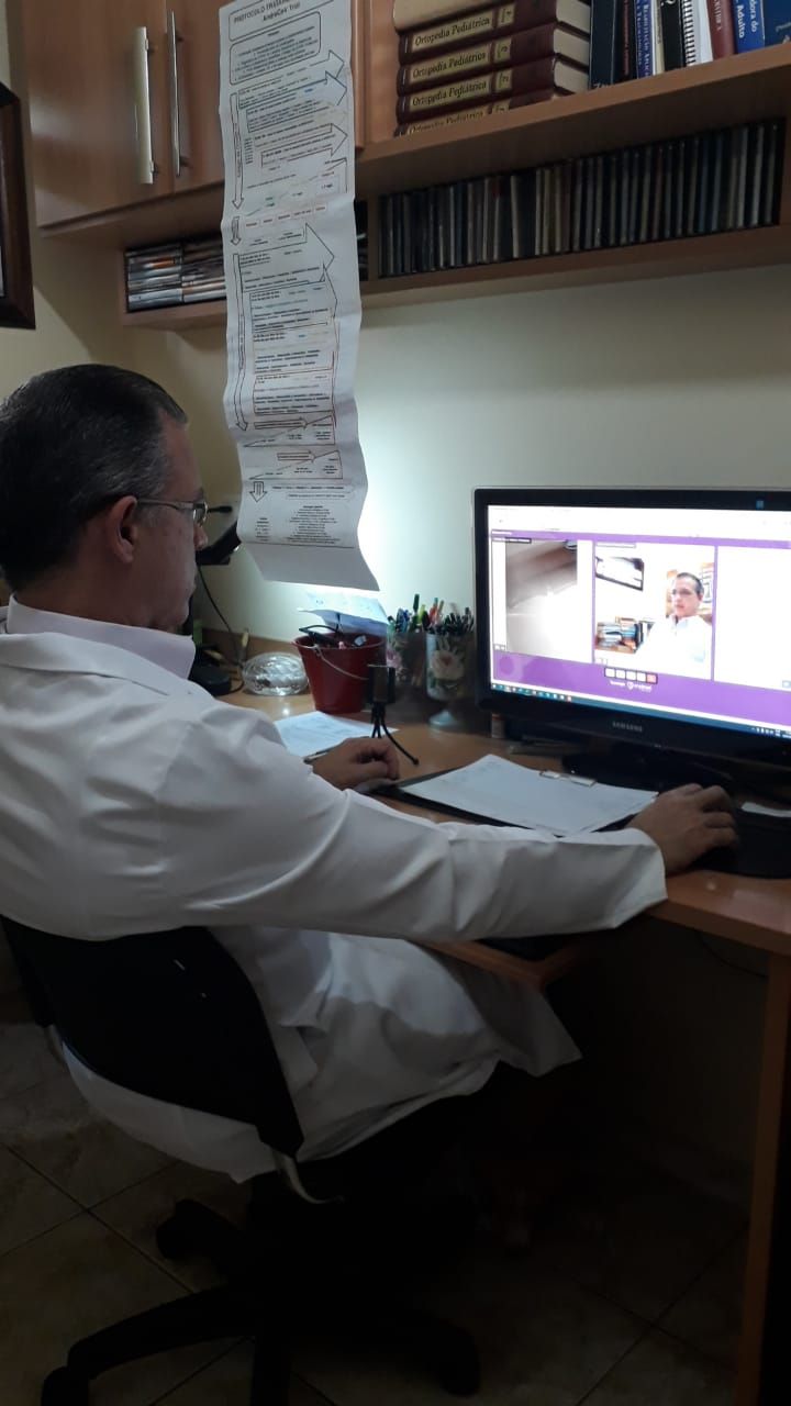 O médico Luiz Freixêdas, de São Paulo, durante uma teleconsulta