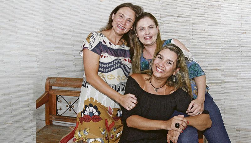 Professora Barbara Hanun, 41, pela contadora Shanna Simões Grazziotti, 41, e pela jornalista Lúcia Marins, 42 (de preto) (Foto: Leone Iglesias / AT)