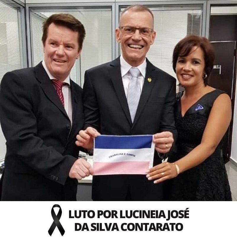 Luto. Na foto o senador Fabiano Contarato entre o irmão Gilson e a cunhada Lucineia. (Foto: Reprodução/Facebook)