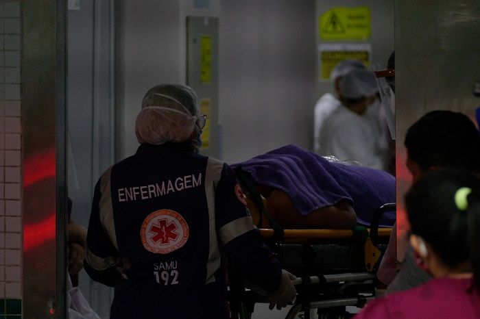 Movimentação na frente do Hospital e pronto-socorro 28 de agosto, em Manaus (AM), na tarde desta quinta-feira (14). Familiares reclamam da falta de oxigênio para seus pacientes internados no hospital. (Foto: SANDRO PEREIRA/FOTOARENA/ESTADÃO CONTEÚDO)