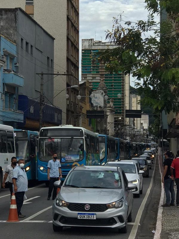 Tamanho da fila de ônibus impressiona (Foto: Manoela Machado/TV Tribuna)