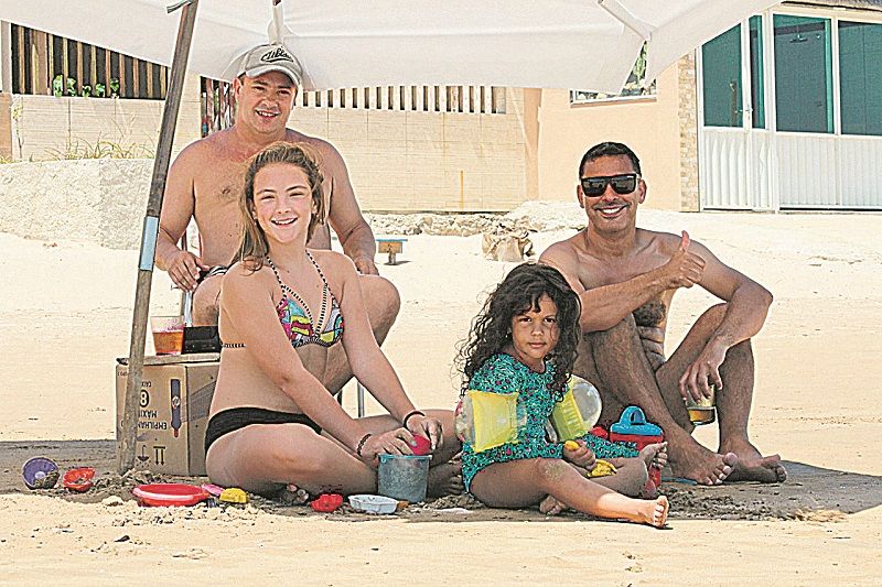 Márcio Santos com a filha Letícia, 5 anos, e o amigo Vagner de Araújo Dias com a filha Ana Luiza, 12 vieram de Juiz de fora (MG) (Foto: Roberta Bourguignon)