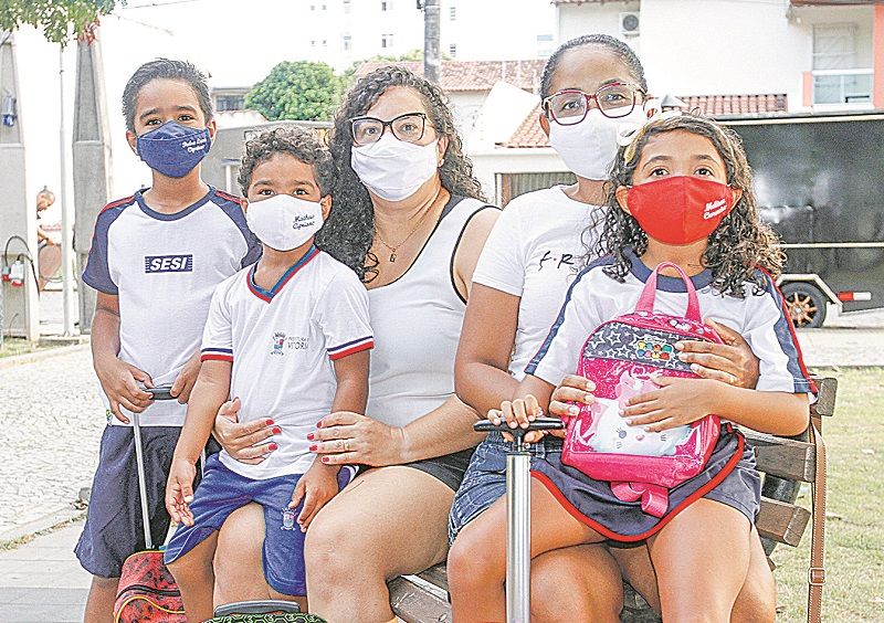 As mães Priscila e Aline já prepararam máscaras personalizadas para os seus filhos usarem na volta às aulas (Foto: Leone Iglesias/AT)