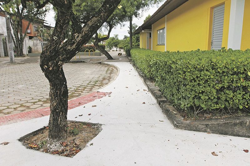 Obra de reforma de calçadas nas ruas e praças do bairro Mata da Praia, em Vitória, com acessibilidade precária (Foto: Beto Morais/ AT)
