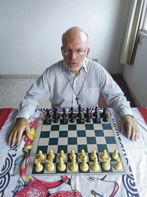 Mequinho com o tabuleiro: jogador concilia atuação religiosa e as disputas (Foto: Acervo Pessoal)