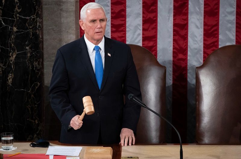 O vice-presidente Mike Pence presidia a sessão no momento da invasão. (Foto: Saul Loeb/Associated Press/Estadão Conteúdo)