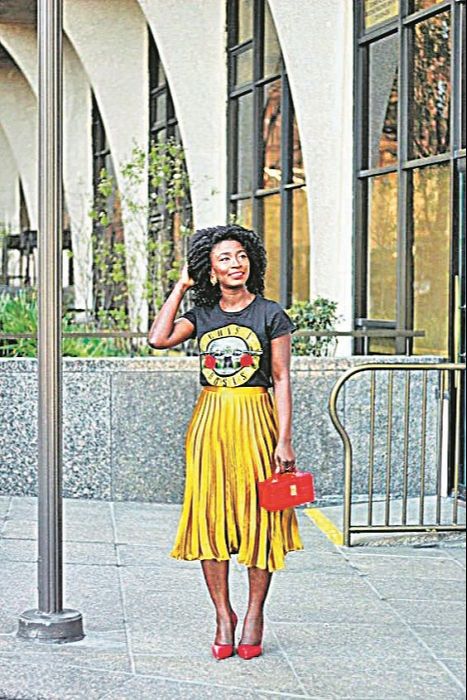 Que tal brilhar como o sol com uma saia mídi ocre metalizada com uma camiseta? Foco na mistura de cores, como o scarpin vermelho. (Foto: Reprodução/Pinterest)