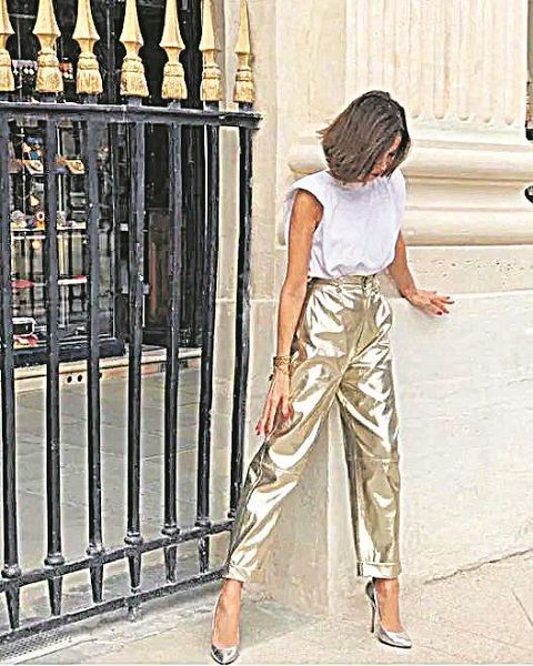 Prata e dourado combinam? Claro! É só avaliar a mistura da camiseta “muscle tee” branca com calça dourada e scarpin prata. (Foto: Reprodução/Pinterest)