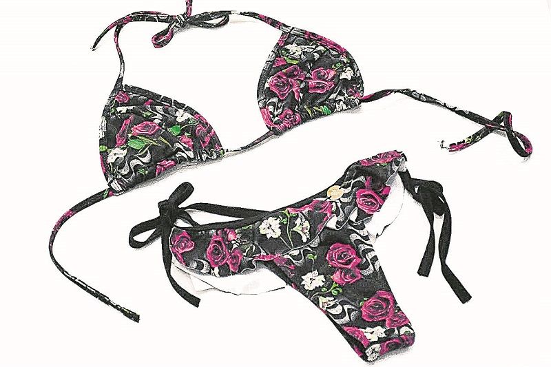 Biquíni de amarrações com estampa floral, de R$ 109,90 por R$ 59,90. (Foto: Divulgação)