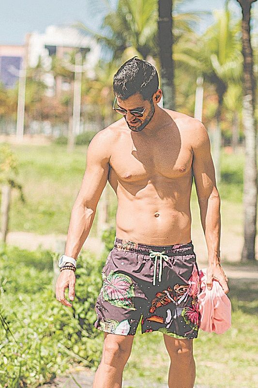 Modelo veste bermuda swim tactel com elastano. De R$ 149,90, está saindo por R$ 79,90. (Foto: Divulgação)