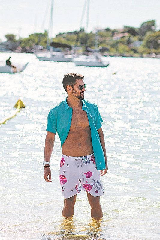 Modelo usa camisa de linho com viscose, de R$ 199,90 por R$ 149,90. A bermuda swim tactel com elastano, de R$ 149,90, por R$ 79,90 (Foto: Divulgação)