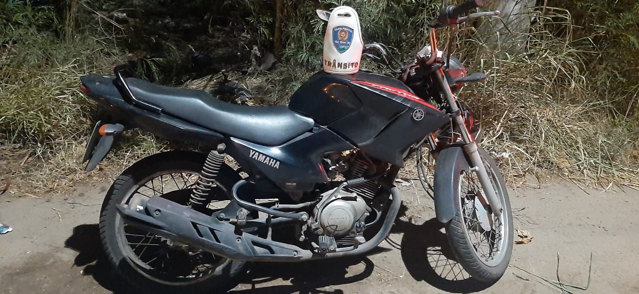 Moto que havia acabado de ser roubada foi usada na fuga. (Foto: Divulgação)