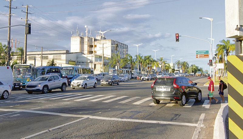 Motorista avança sinal vermelho na Serra: acúmulo de multa pode levar à suspensão da carteira de habilitação (Foto: Fábio Nunes / AT)