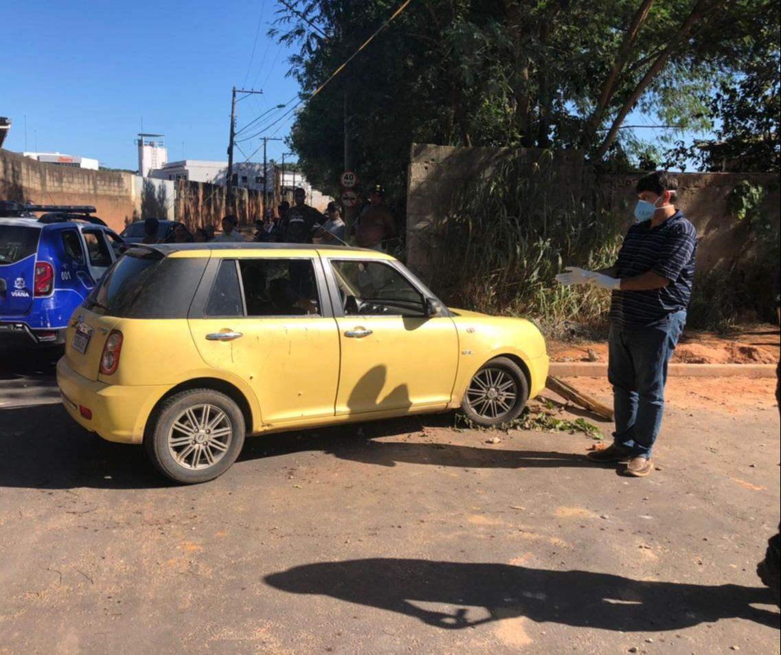 Carro em que vítimas estavam (Foto: Filipe Chicarino/ TV Tribuna)