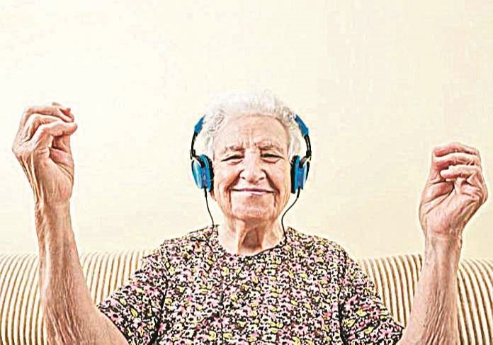 Colocar músicas que o idoso gosta estão entre as dicas para deixar o ambiente mais familiar (Foto: Divulgação )