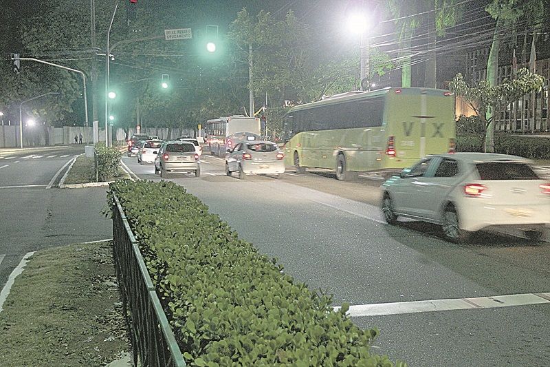 A avenida Beira-Mar, em Vitória, vai ser contemplada e terá nova iluminação até outubro, segundo a prefeitura (Foto: Leonardo Bicalho/AT)