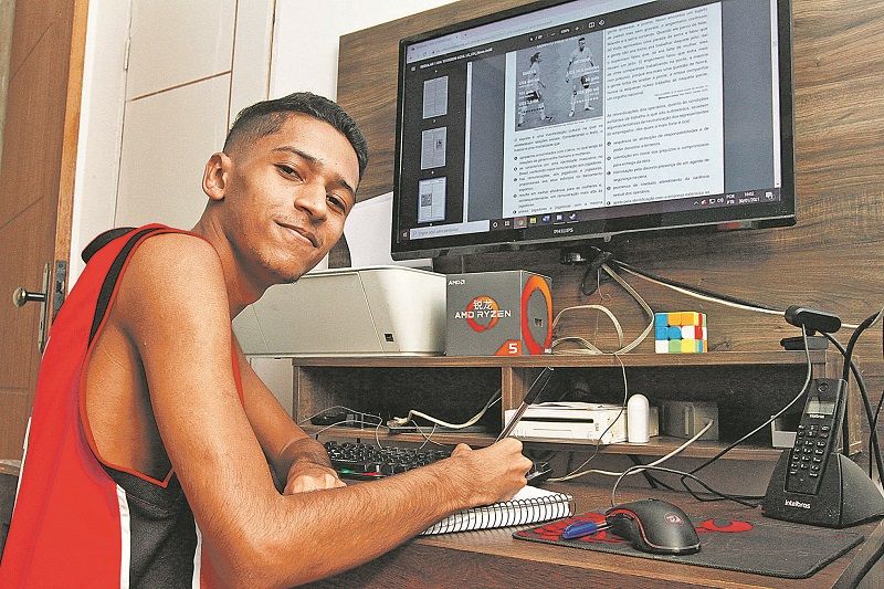 O estudante Gabriel Dias, 19, vai fazer o Enem Digital para disputar uma vaga no curso de Ciência da Computação (Foto: Leone Iglesias/AT)