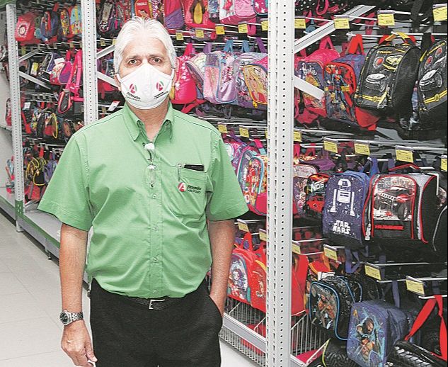 O gerente de loja Ricardo Gomes antecipou as compras de material escolar para conseguir manter o preço atrativo para os clientes (Foto: Leone Iglesias/AT)