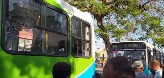 Ônibus chegando no Terminal Carapina (Foto: Zedequias Inácio)