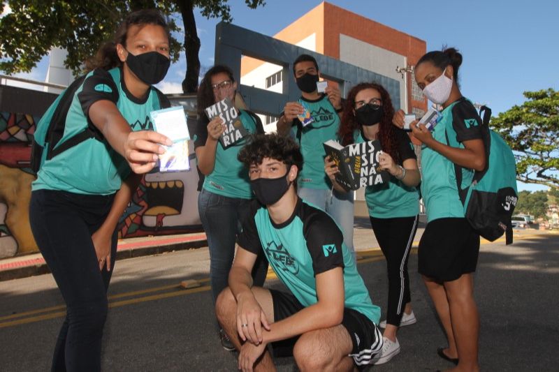 Jovens da Missão Kalebe, da Igreja Adventista, vão levar palavras de apoio, orações e biscoitos para os candidatos, em Vitória (Foto: Beto Morais)