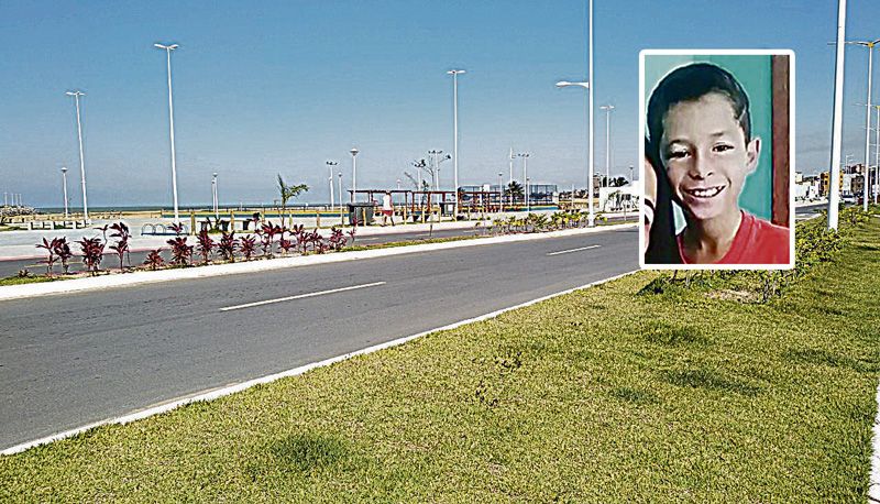 Orla de marataízes, onde bandidos mataram Victor Hugo (no destaque), de 10 anos, durante o Réveillon (Foto: Alessandro de Paula e Acervo de família)