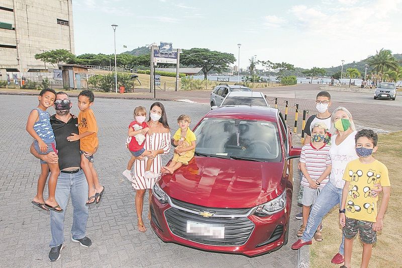 Os pais de alunos Breno, Cláudia e Grazielle, com os filhos, na Praça do Papa, onde os manifestantes vão se reunir (Foto: Beto Morais/AT)