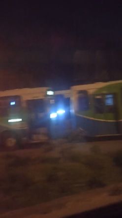 Ônibus nas garagens na madrugada desta segunda (Foto: Reprodução de vídeo)