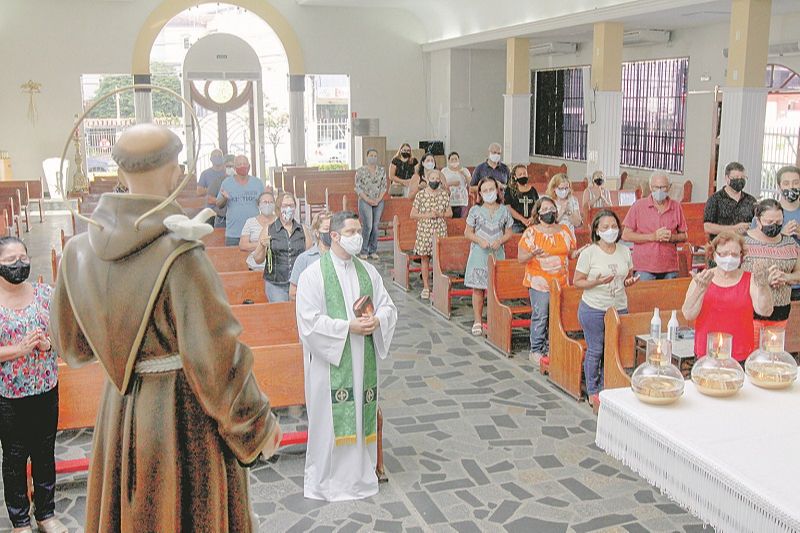 Fiéis da Paróquia São Francisco de Assis, em Itapuã, Vila Velha, oram pelo padre Kleber Santos, que está internado. (Foto: Beto Morais/AT)