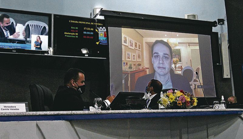 A distância, por meio de telão, Pazolini tomou posse como prefeito com o desafio de retomar o diálogo em Vitória (Foto: Fábio Nunes / AT)