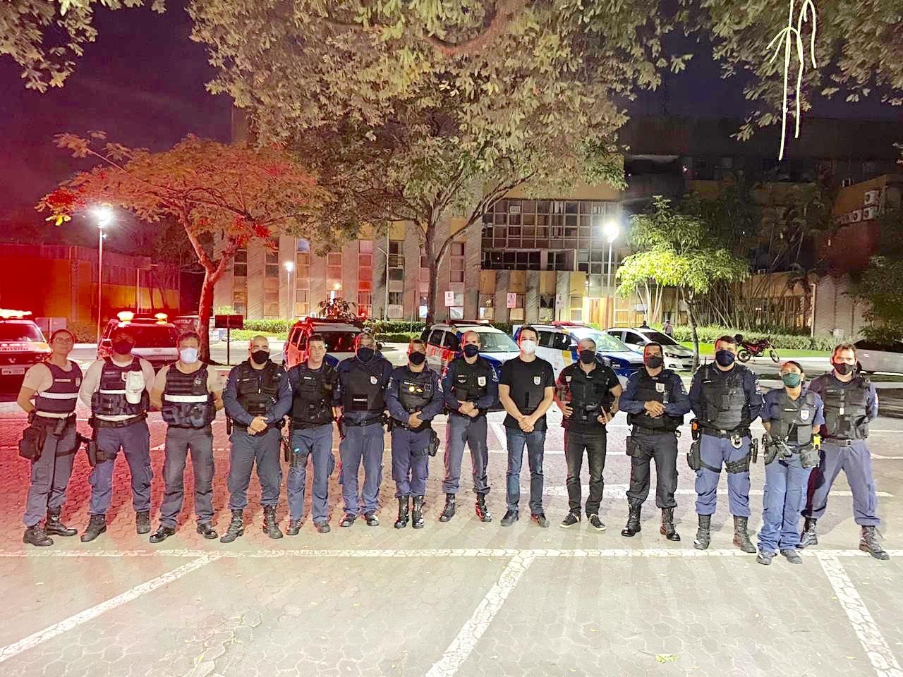 Pazolini, secretário Ícaro e agentes da Guarda (Foto: Divulgação)