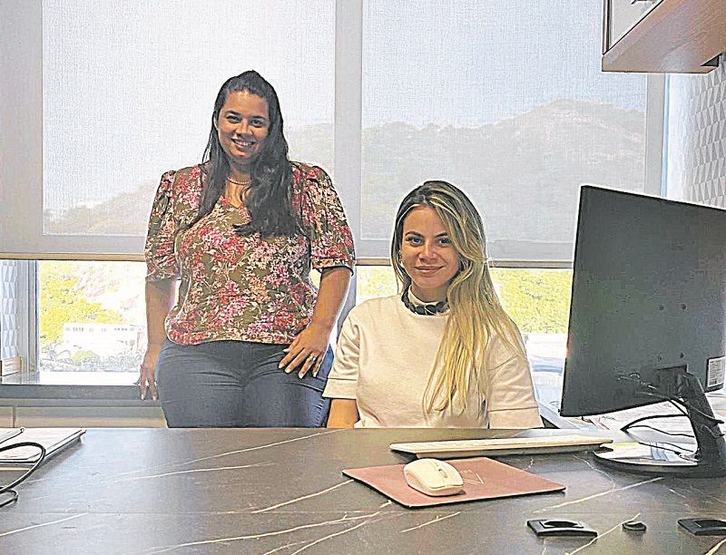 Luana e Aline: barreira para o sol (Foto: Divulgação)