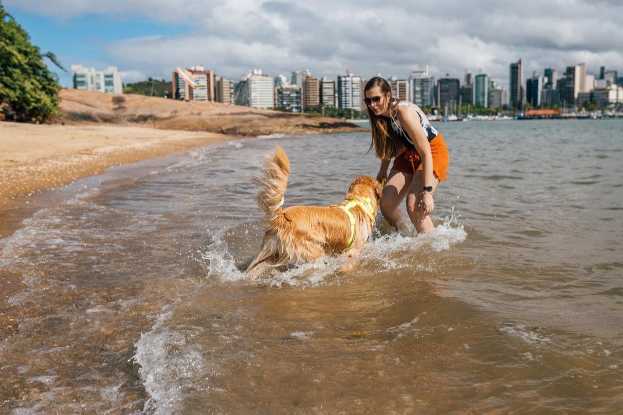 Elaisa passeio com o Link na praia em horários mais frescos e carrega sempre água, além de protetor solar para pet. (Foto: Mônica Spohn)
