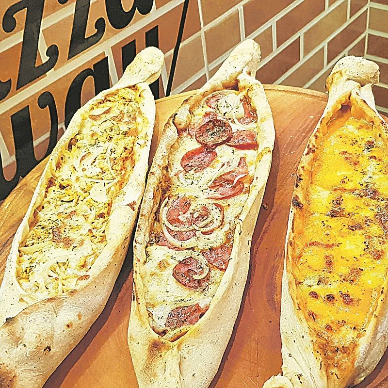 Entre os sabores de esfirras do Pizza Way, estão carne, presunto, frango, calabresa e queijo. (Foto: Divulgação)