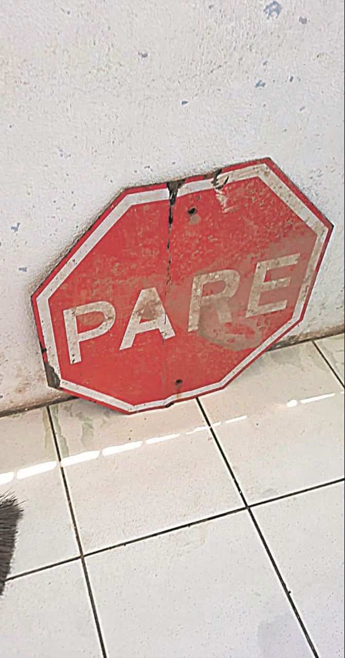 Placa de sinalização foi retirada (Foto: Denisia Braga Ribeiro)