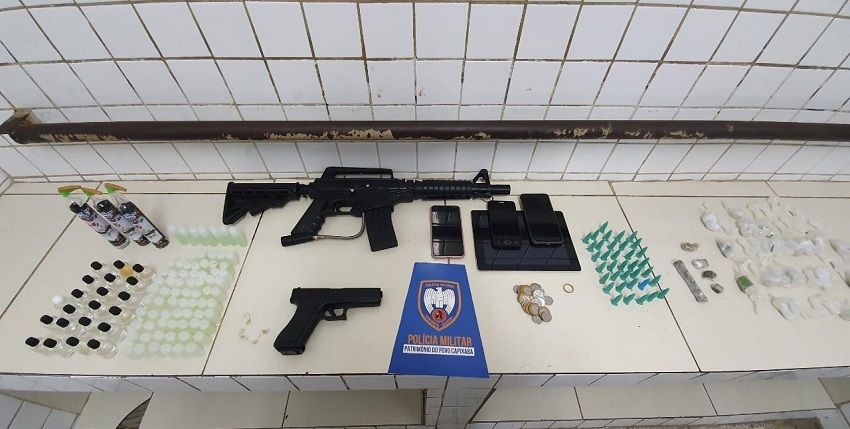 Armas falsas, dinheiro, drogas e celulares apreendidos em "mandela" (Foto: Divulgação/Polícia Militar)