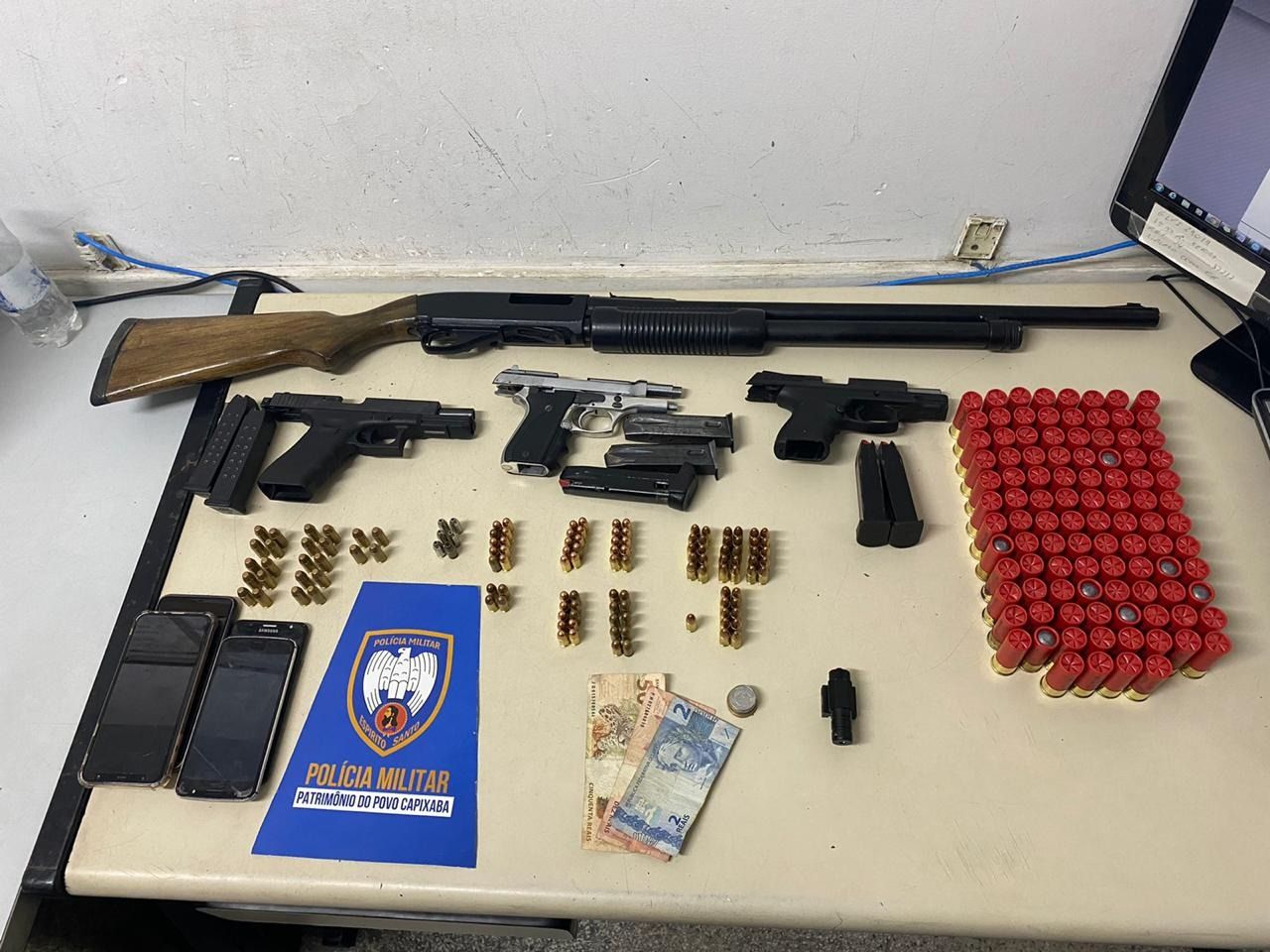 Polícia apreendeu armas e munições (Foto: Divulgação/ PMES)