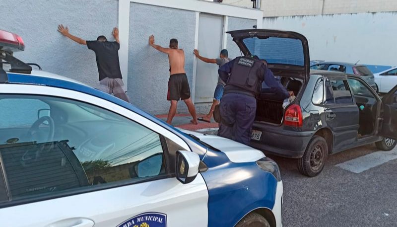 Suspeitos foram detidos com o carro do artista plástico (Foto: Divulgação / GMVV)