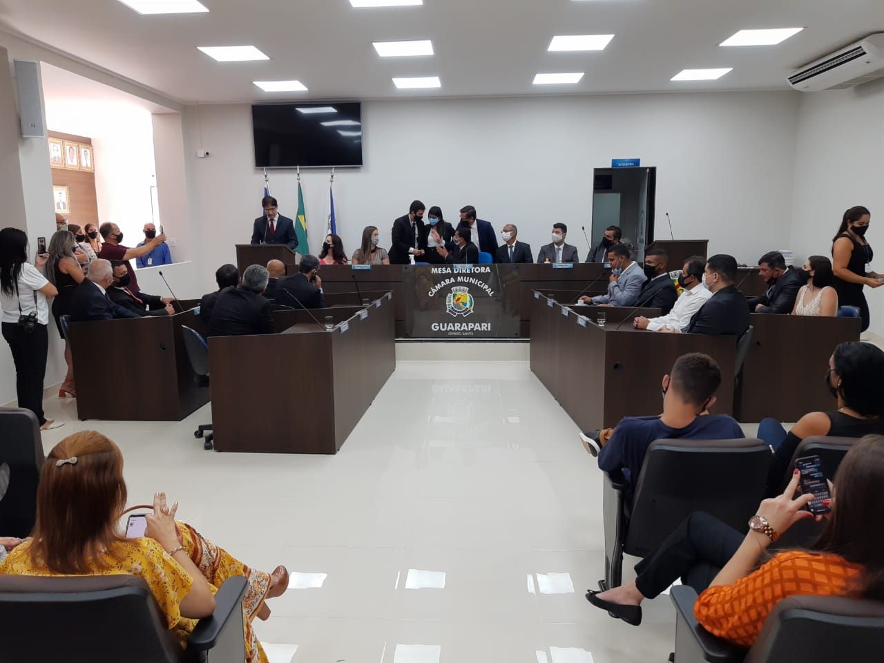 Os 17 vereadores tomaram posse junto com o prefeito e vice, na manhã desta sexta-feira. (Foto: Roberta Bourguignon )