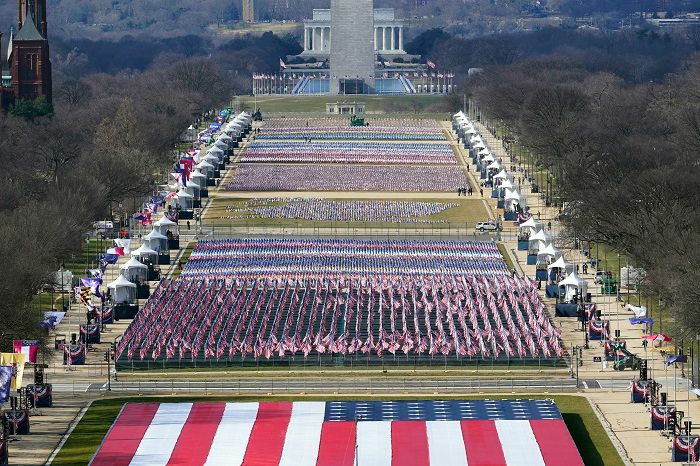 Vista do National Mall em Washington (DC), nesta terça-feira, onde estão sendo feitos os últimos preparativos antes da 59ª posse presidencial nos Estados Unidos (Foto: SUSAN WALSH/ASSOCIATED PRESS/ESTADÃO CONTEÚDO)